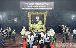 Người dân TP.HCM xếp hàng viếng Phó chủ tịch Lê Hòa Bình