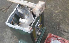 Thiếu nữ phá két sắt nhà cô ruột lấy hơn 2.000 USD giấu trong nhà vệ sinh