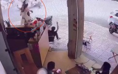 Clip: Tránh xe tải, 2 cô gái "bay" vào quán cà phê như "phim hành động"