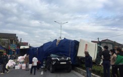 Xe tải phanh gấp bị lật nghiêng, đè hỏng ô tô Fortuner đang dừng đèn đỏ