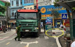 Video: Cụ ông đi xe đạp tử vong sau khi bị xe ben cuốn vào gầm