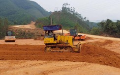 Thi công xuyên kỳ nghỉ lễ trên tuyến đường nối hai khu kinh tế cửa khẩu