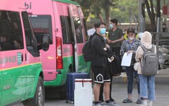 Người dân ùn ùn đổ ra bến xe, ga tàu trước kỳ nghỉ lễ Giỗ Tổ
