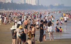 Nghìn người đổ về biển Sầm Sơn trong ngày đầu nghỉ lễ