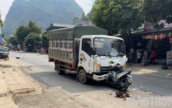 Đấu đầu xe tải, người đi xe máy nguy kịch tại Sơn La