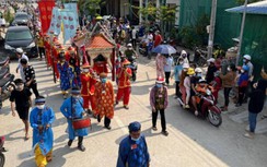 Hàng ngàn người chen chân tại lễ hội Nghinh Ông Đông Hải