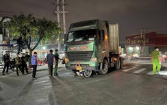 Xe container cuốn xe máy vào gầm, shipper 70 tuổi tử vong thương tâm