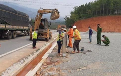 Rào chắn hộ lan đoạn có cây xăng đấu nối trái phép trên đường Hồ Chí Minh