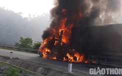 Video: Xe container chở gỗ bốc cháy ngùn ngụt trên đường Hồ Chí Minh