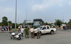 Bé gái kẹt dưới bánh xe tải, bà ngoại bị thương gào khóc nhờ hỗ trợ