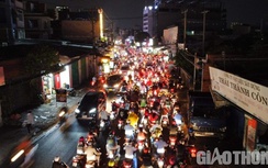Người dân TP.HCM quay cuồng trong "ma trận" kẹt xe, cây đổ sau cơn mưa lớn