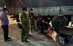 Vợ khóc thảm thiết bên thi thể chồng và con trai sau tai nạn