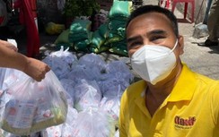 Quyền Linh lần đầu hé lộ dậy từ 2h sáng, phát 5.000 bánh tét cho người dân