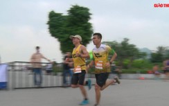 Video: VĐV khiếm thị hoàn thành xuất sắc cự ly 21km ở Giải Marathon vì ATGT