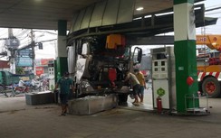 Xe tải lao vun vút vào cây xăng húc đổ 2 trụ bơm, nhiều người hốt hoảng