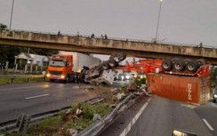 Xe container lật trên cao tốc TP.HCM-Trung Lương, giao thông ùn ứ 2 giờ