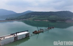 Thi công ngày đêm cầu vượt hồ lớn nhất trên cao tốc Bắc - Nam