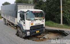 Cận cảnh hiện trường bánh xe tải lọt “hố tử thần” gần cầu Phú Mỹ, TP.HCM