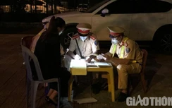 Sợ "dính" nồng độ cồn, nam tài xế vội đổi lái cho người phụ nữ ngồi bên