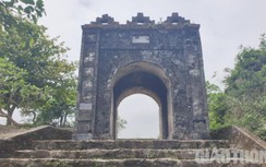 Cụ bà hơn 40 năm quét dọn “Cổng trời” trên đỉnh Hoành Sơn