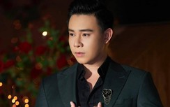 Đông Hùng: Tôi hát ở trên, chủ nợ ngồi dưới