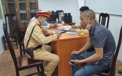 Đi lại loạng choạng, tài xế xe máy đố CSGT biết mình đã uống bao nhiêu chén