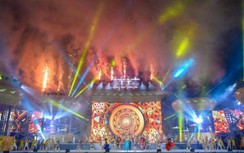 Hàng nghìn người chen chân xem bắn pháo hoa ở Sầm Sơn