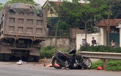 Chồng và con trai khóc thảm bên thi thể vợ sau va chạm xe tải