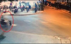 Theo mẹ bán vé số, bé trai 4 tuổi bị xe máy húc văng nhiều mét
