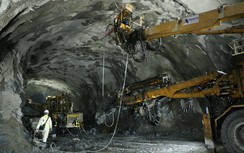 Ngày đêm khoét núi mở hầm làm cao tốc: "Gian khổ nhưng tự hào!"