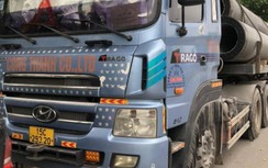 Xe chở cột dài hơn 20m chạy trên quốc lộ, phớt lờ yêu cầu kiểm tra của TTGT