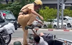 Cảnh sát giao thông có được dùng vũ lực trấn áp người vi phạm giao thông?