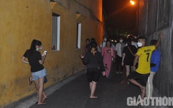 Bát nháo "cò" vé đi ghe thuyền đêm ở Hội An