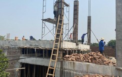 Phát hiện thêm nhiều hộ dân làm nhà ôm "trọn" dây thông tin đường sắt