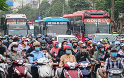 Đường phố Hà Nội đông "nghẹt thở" chiều tối trước kỳ nghỉ lễ 30/4