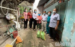 Báo Giao thông vận động quà và tiền hỗ trợ cho 9 hộ nghèo trong 1 năm