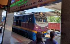 Khách ùn ùn đổ về Đà Nẵng, ga tàu, bến xe nhộn nhịp