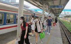 Ngày đầu tiên nghỉ lễ 30/4, ga Hà Nội tấp nập khách