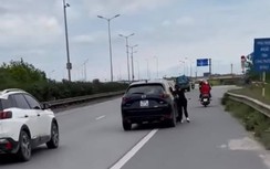 Tài xế xe Mazda kéo lê người phụ nữ bên cánh cửa ô tô bị xử lý thế nào?