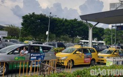 Trời mưa, máy bay trễ chuyến liên tục, taxi nối đuôi nhau vào Tân Sơn Nhất