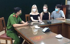 Hai nữ du khách người Nga xúc động nhận lại tài sản bị lái xe taxi lấy mất