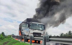 Xe chở nhớt cháy trên cao tốc Trung Lương gây thiệt hại hơn 2 tỷ, ai đền?