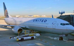 Giật mình hành khách mở cửa thoát hiểm, trèo ra ngoài cánh máy bay