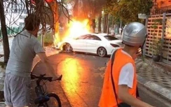 Ô tô Mercedes đâm vào gốc cây, bốc cháy ngùn ngụt ven Hồ Tây