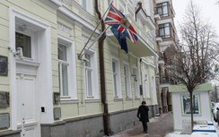 Một chiếc áo sờn cũ được bán đấu giá lên tới 2,5 tỷ VNĐ