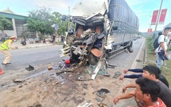 Tài xế mắc kẹt trong cabin xe tải thùng sau va chạm mạnh với xe HOWO