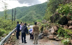 Sạt lở nguy hiểm trên Quốc lộ 32 đoạn địa phận Yên Bái