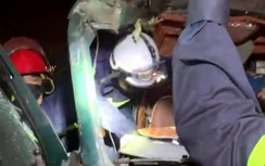 Cắt cabin xe tải cứu 3 người mắc kẹt sau tai nạn trên đường vành đai 3