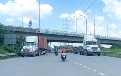 TP.HCM: Thiếu bãi đậu, xe container tràn lòng đường