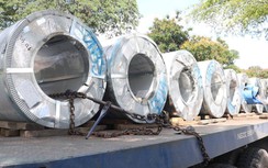 Chở hàng chục tấn sắt, thép nhưng tài xế chỉ chằng buộc qua loa